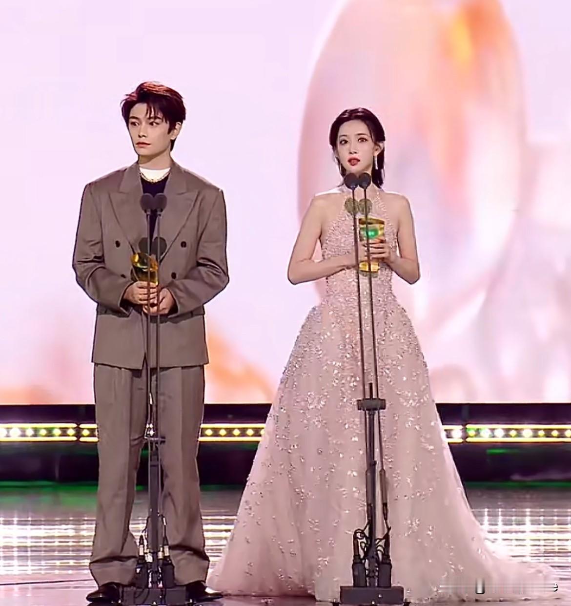 12月22日，我对丁禹兮的好感度➕1万分！上午因病坐轮椅就医本就身体不适的人，