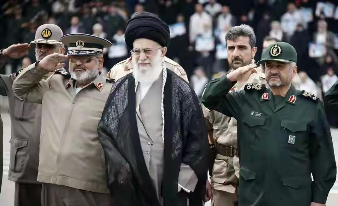 谁能想到哈梅内伊还真的是个温和派总统莱西被杀了都不敢报复，当时还以为伊朗民众