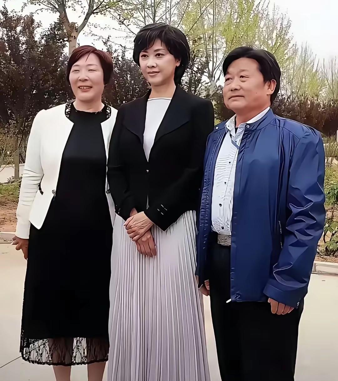 71岁的朱琳与友人合影，不染发、不医美，自然老去。她气质优雅从容，风采不减当年，