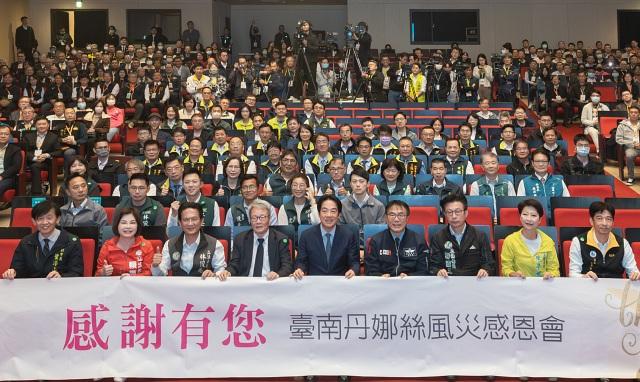 民进党台南市长初选今天举办政见会，林俊宪与陈亭妃将面对面交锋。但近来民调数字满天