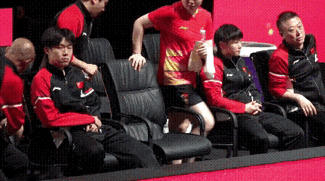 都是屁股比脑袋动的快的[呲牙笑][呲牙笑][呲牙笑]，蒯曼打完混双到观赛席休息，一屁股