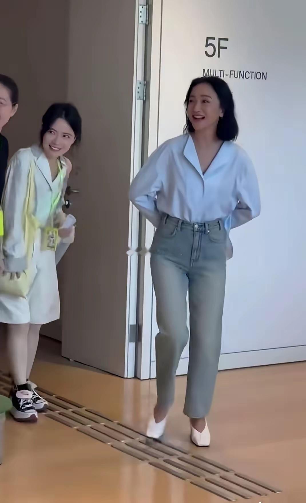 周迅，要是换双鞋就好了。