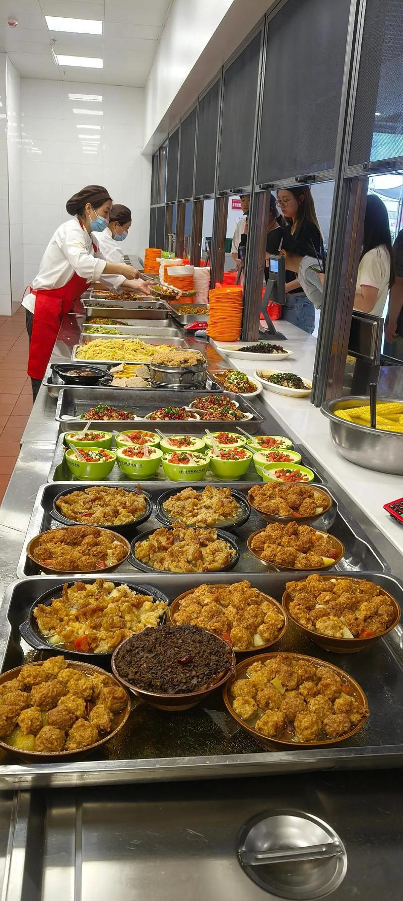 这美食太让人嘴馋了[吃瓜]近日，深圳多所高校陆续向社会开放食堂，清华大学深