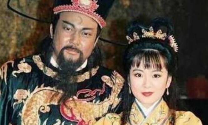 公元1058年，北宋。一个60岁的糟老头子，坐在自己的寿宴上，满桌子祝贺声他一个