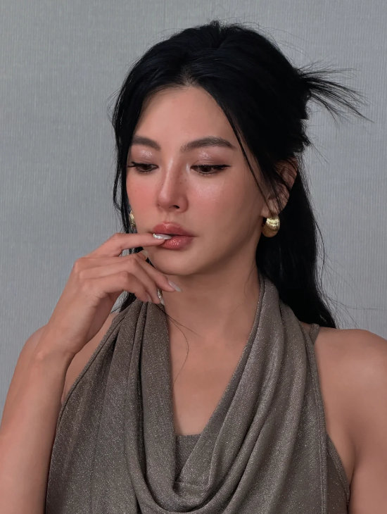  慵懒发丝搭配哑光灰调服饰，张雨绮把随性高级感拿捏住，一抬眼一回眸都是浓郁的风情