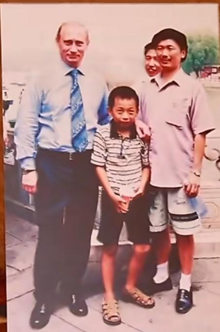 普京风采依旧，26年前在北海公园抱过的男孩已经发福了！2000年7月17日，普京