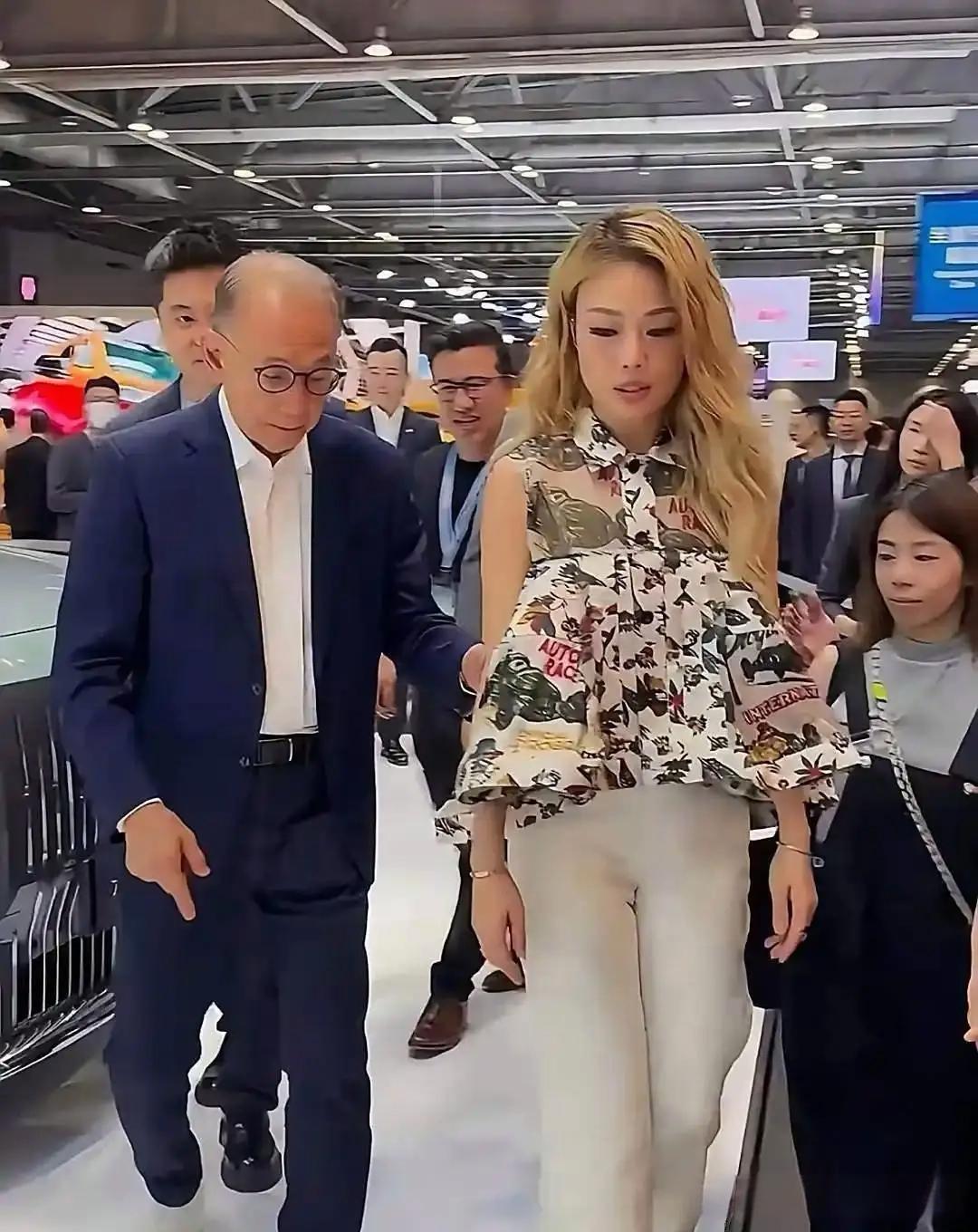 杨受成对容祖儿像亲生女儿般呵护，原因有很多说法。有人说风水大师算过容祖儿八字旺事