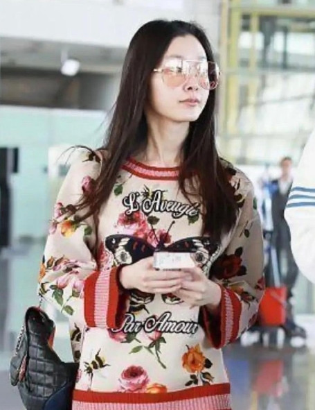 宋轶素颜时肤色略显苍白，缺乏上妆后的光彩，与她化妆后的模样形成鲜明对比。
