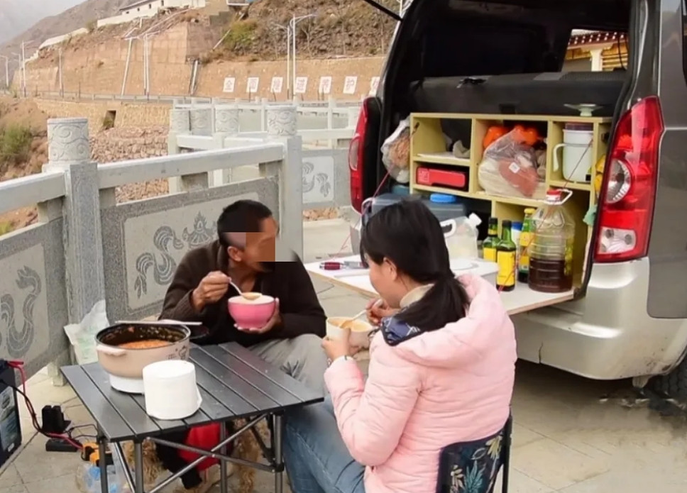 现在的自驾游真的太变态了！不但吃饭自己做，睡觉睡在车上，就连景区也不去了，每到