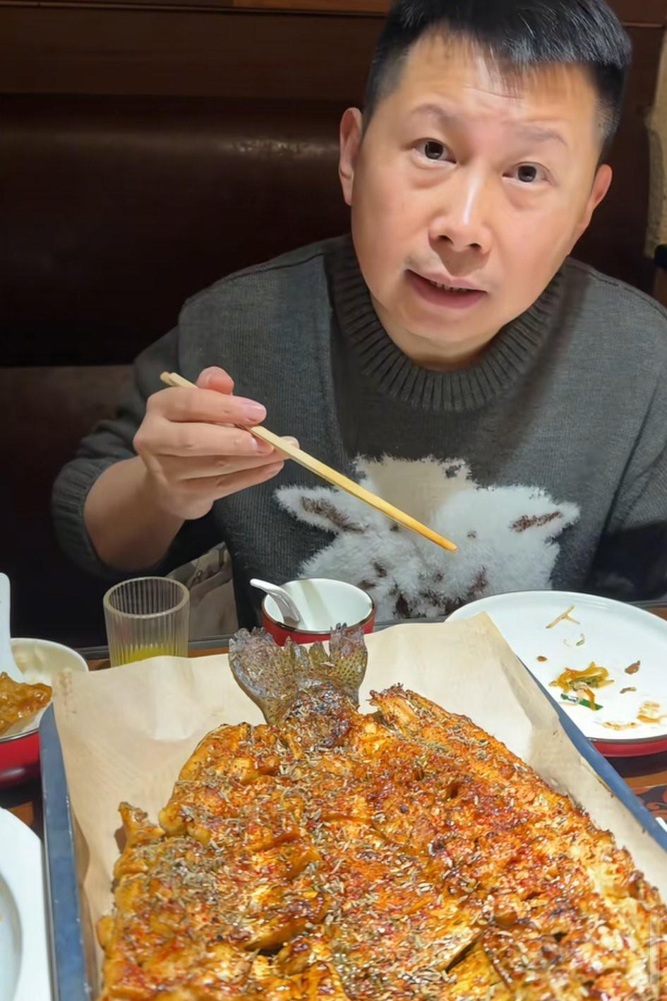 相声大家何云伟又又又吃鱼了！昨天何云伟连发两条吃鱼的视频，一条是烤鱼，一条是鳎目