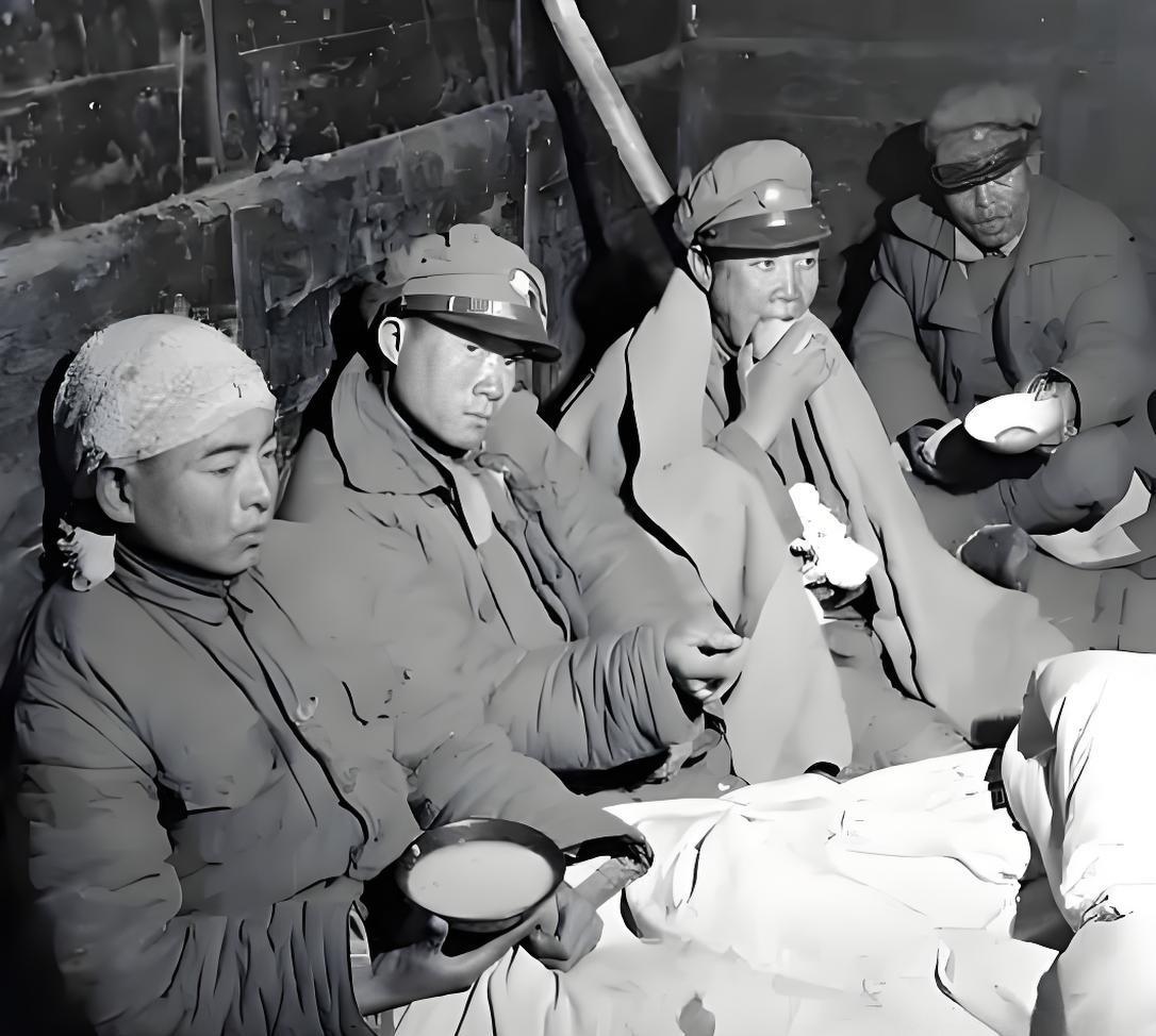 1948年，淮海战役上，有一名国民党士兵饥寒交迫，饿得受不了，冒着生命危险，穿越