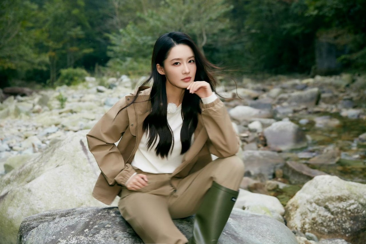 李沁旷野氛围照李沁旷野间的灵动之美李沁真的好适合这种小清新的风格！​​​