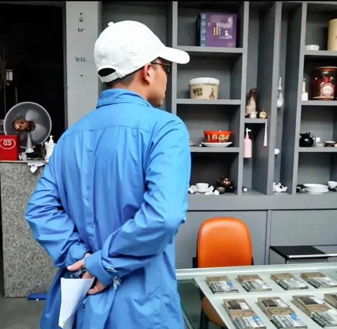 一男子进入店里后扫了一下二维码，就在那儿假装付款，准备离开。没想到女店主拦住了