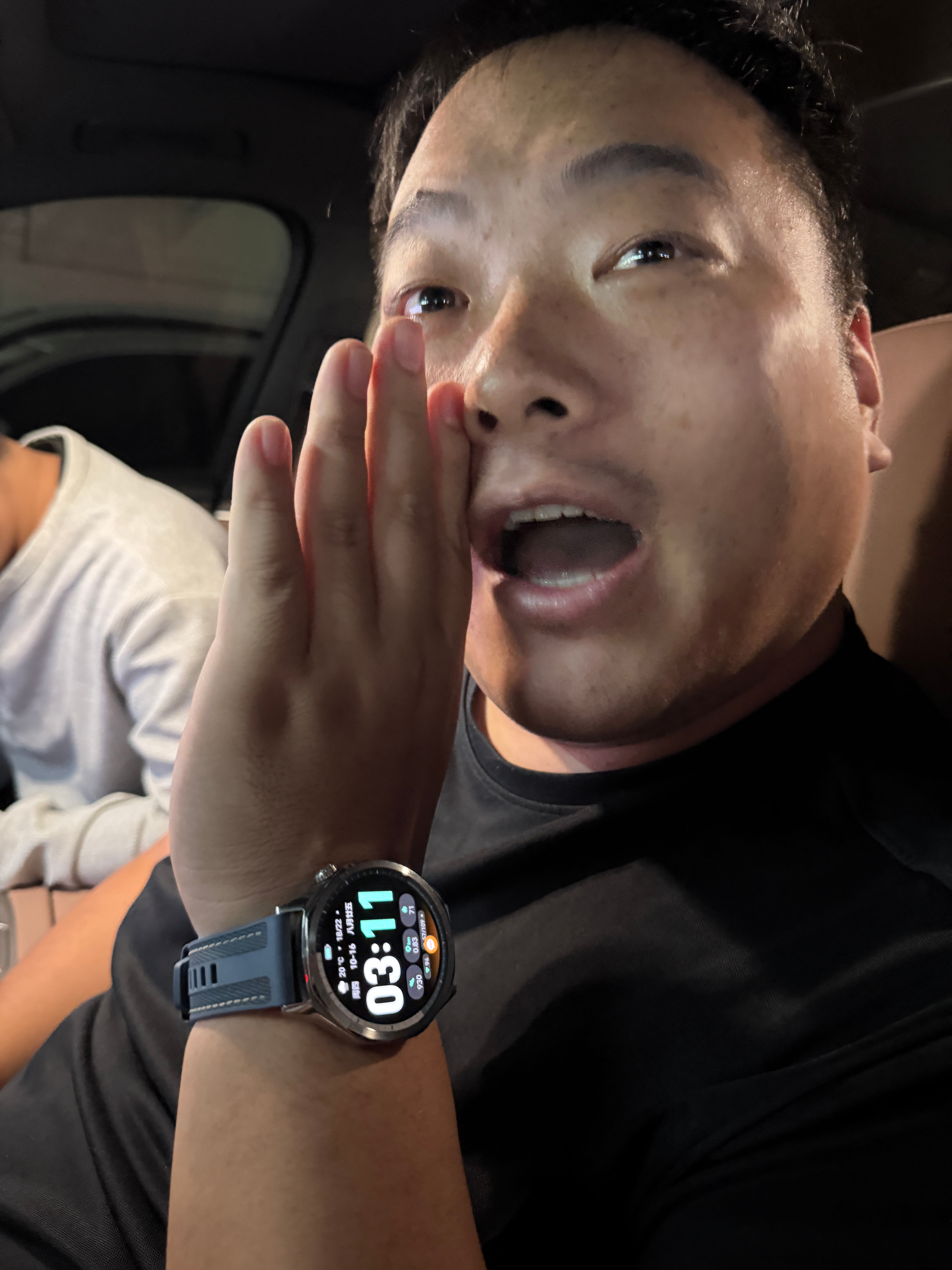 失声的大晨，声嘶力竭的说：医生让我不要抽烟[笑着哭][笑着哭][笑着哭][