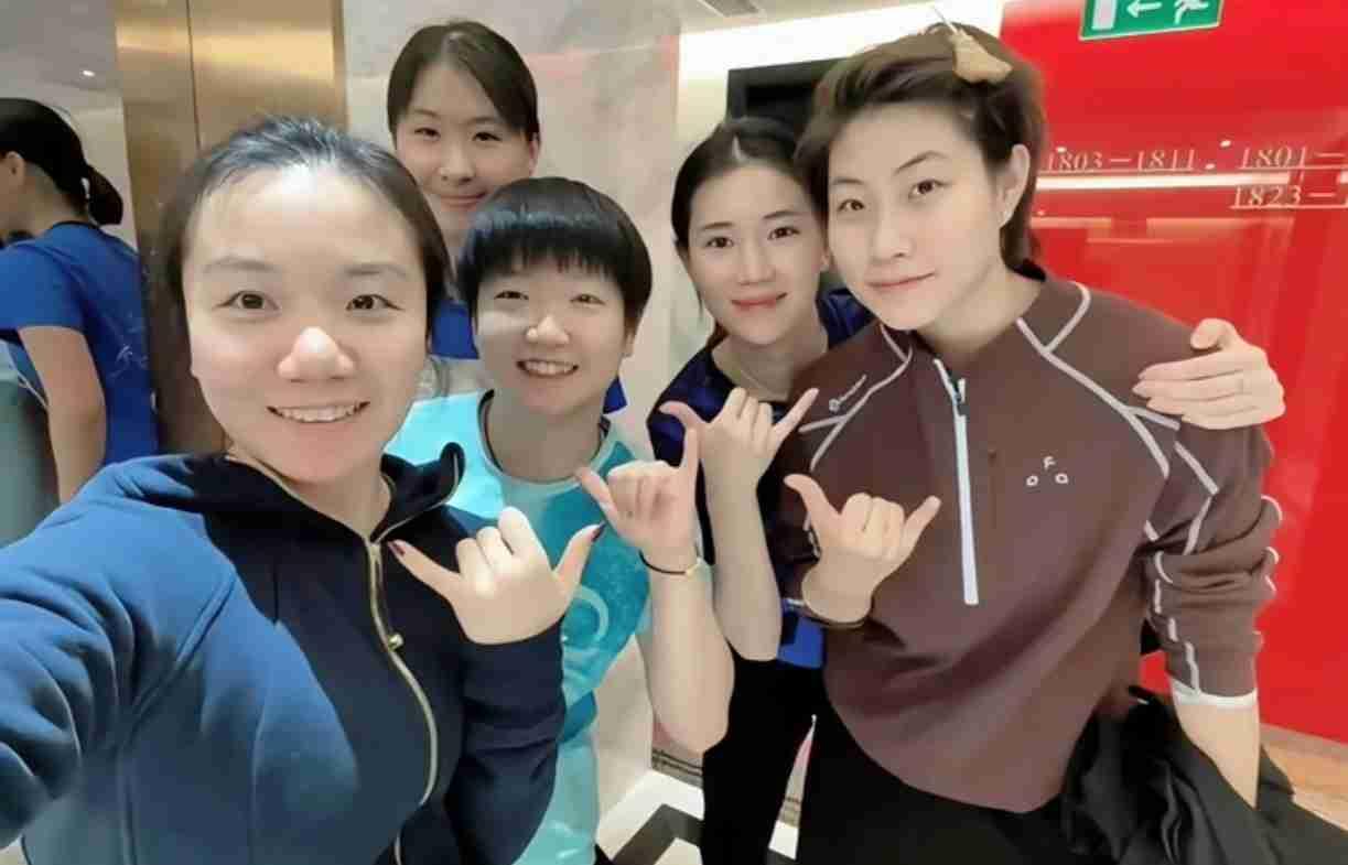 莎莎和姐妹的合照，小手成了焦点。和其他姐妹一比，莎莎的手好小，手指也很短