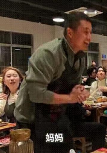 破防！餐馆里的集体祝福，藏着中国式亲情最动人的模样那三声响亮的“妈妈”，撞