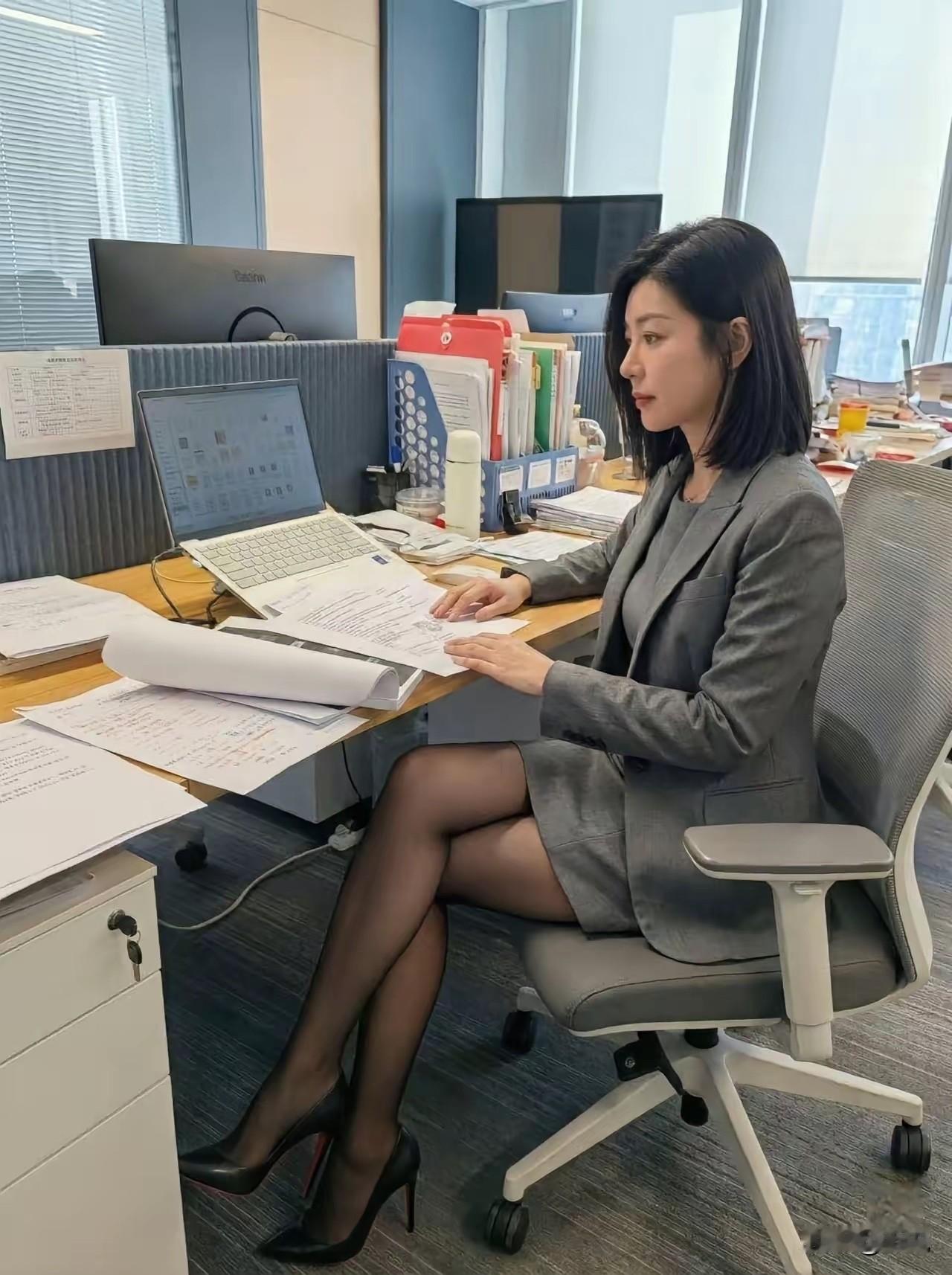 哎…表面是都市丽人，实际是搬砖牛马。