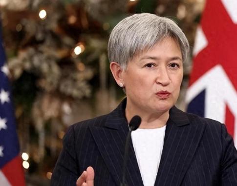 华裔女外长，出身华裔血脉，靠着亚裔身份一路登顶政坛，对中国玩尽双面套路，而且还与