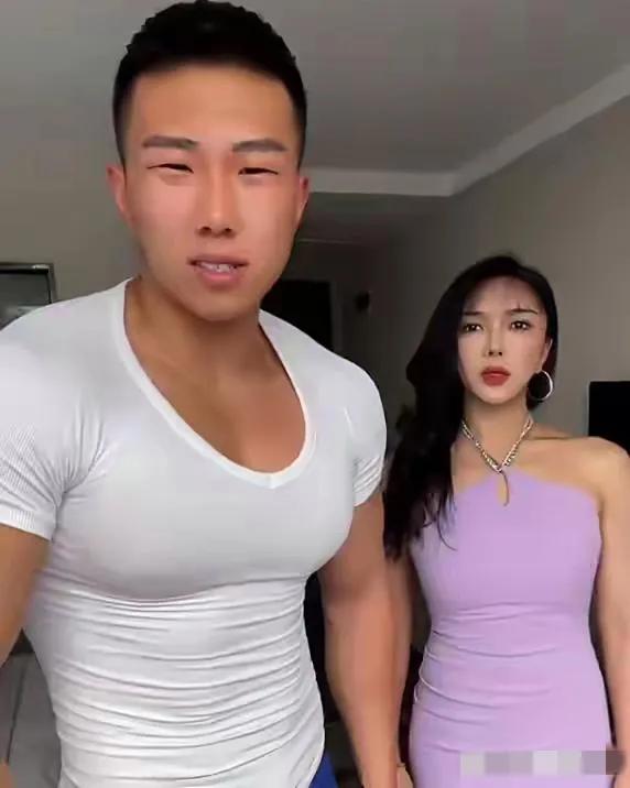 庞麦郎与龚玥菲疑似分手：女方竟与一个肌肉男在一起，看这健硕丰满的身材，两人还挺般