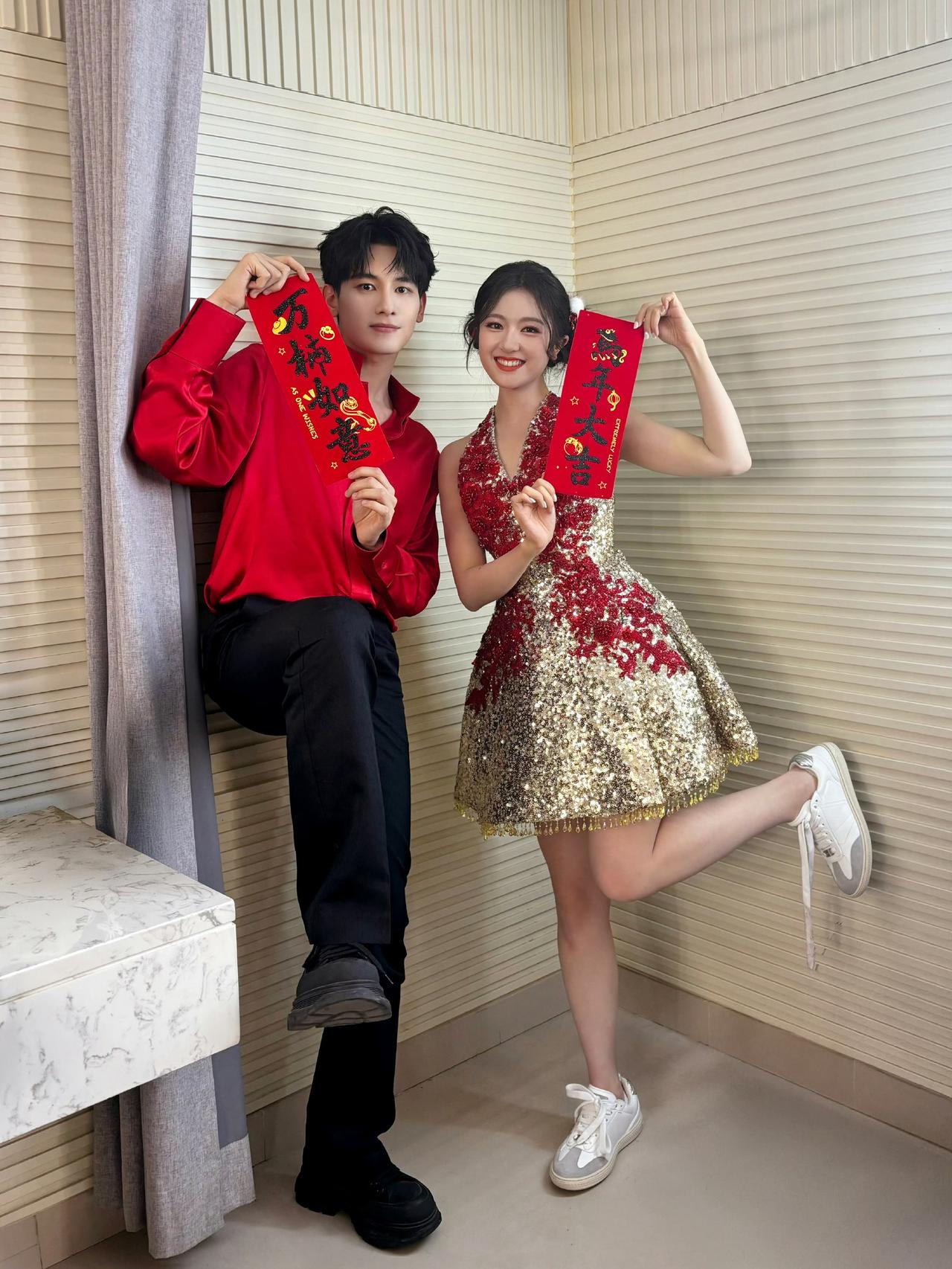 左边是胡先煦，2000年出生，身高180cm。右边是李兰迪，1999年出生，身