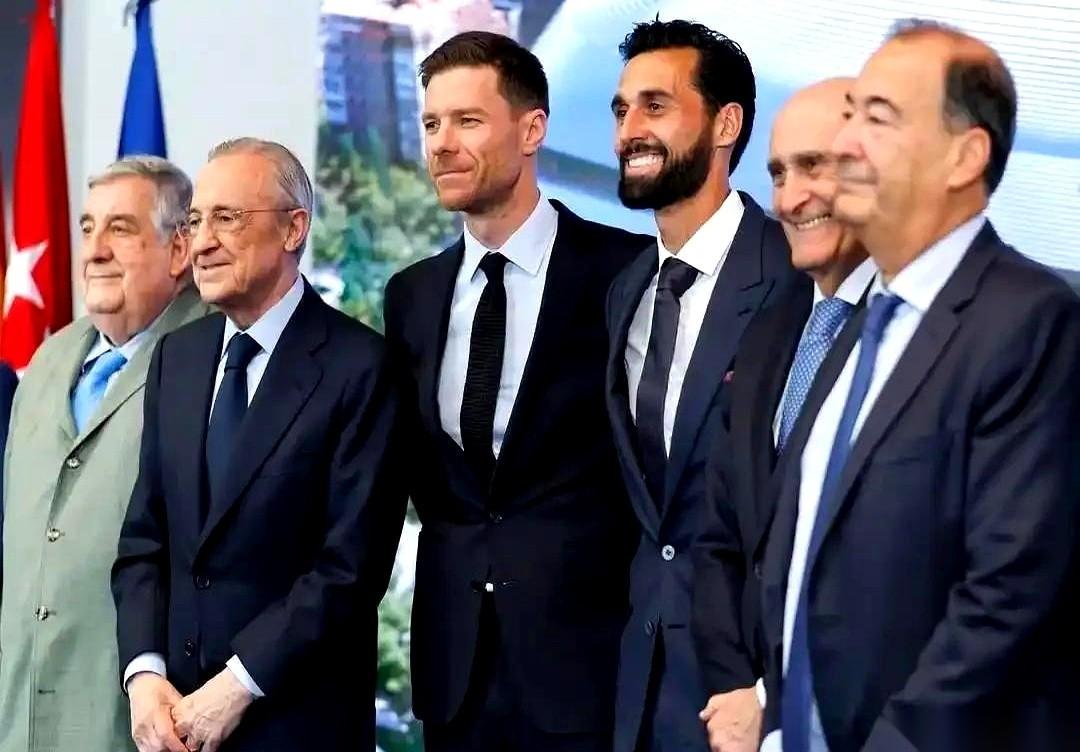 阿隆索跟皇马高层最后那场会，门一关，火药味就顶上来了。屋里静得能听见手表秒针走