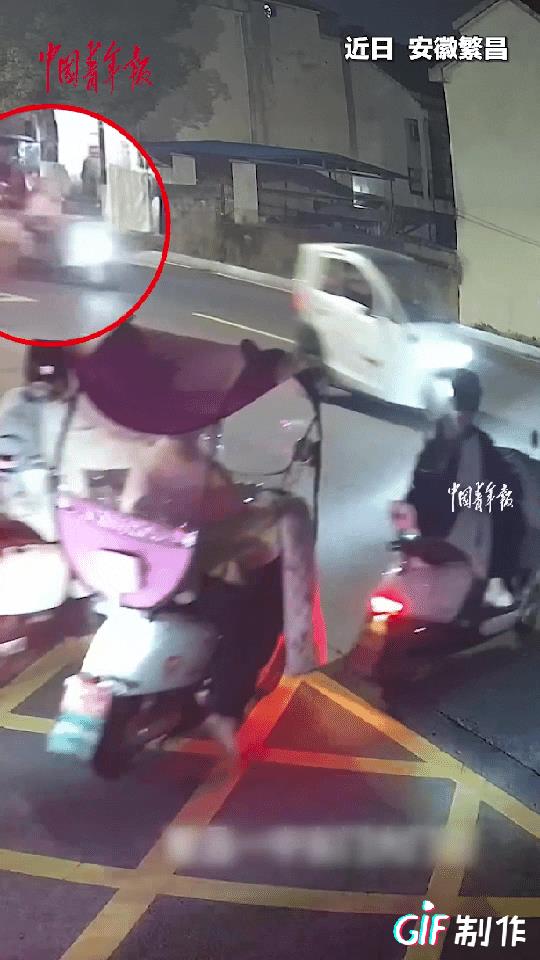 “这就是中国年轻一代的榜样！”安徽繁昌夜晚，男子骑电动车载着妻子在回家的路上，突