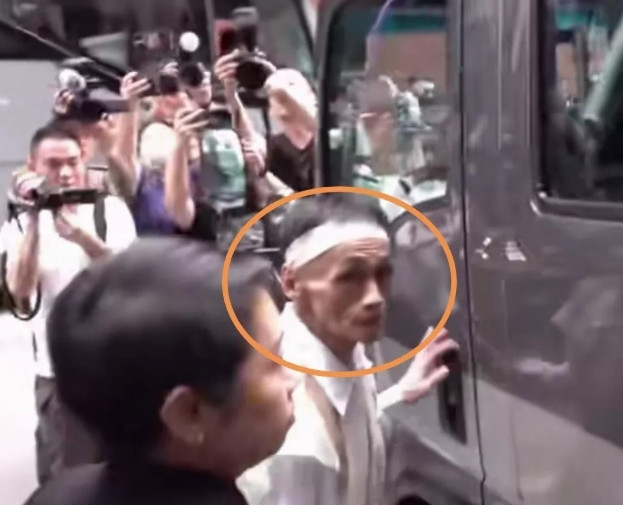 吓到了！不敢相信，唐佳雪妮的儿子会长这样？他体格瘦小，脸上没肉，眼窝、脸颊凹陷，