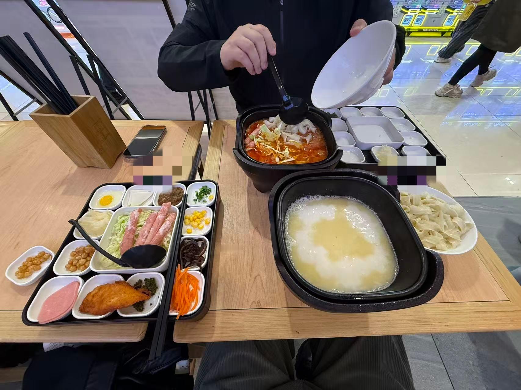 和府捞面只有面现煮之前在外拍的时候还吃过好几次，最核心的原因就是出餐快。现在