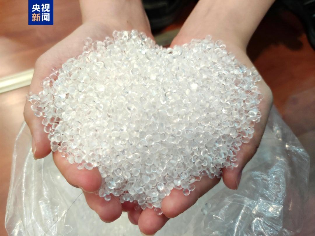 据中国石化22日消息，我国首套全链条国产化溶液法聚烯烃弹性体工业化装置在天津进入