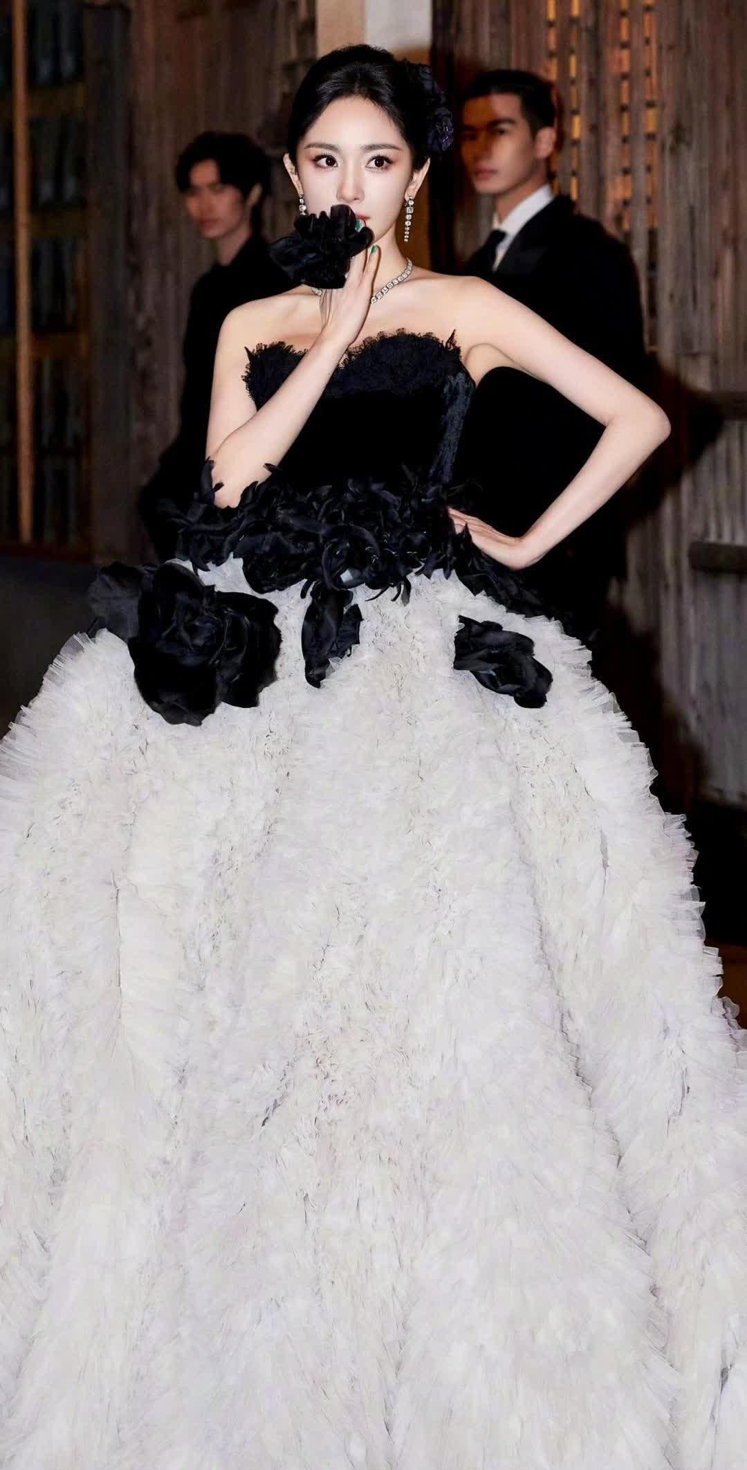 杨幂那条黑色蕾丝裙真是美得令人屏息，简直是优雅与性感的绝妙融合！
