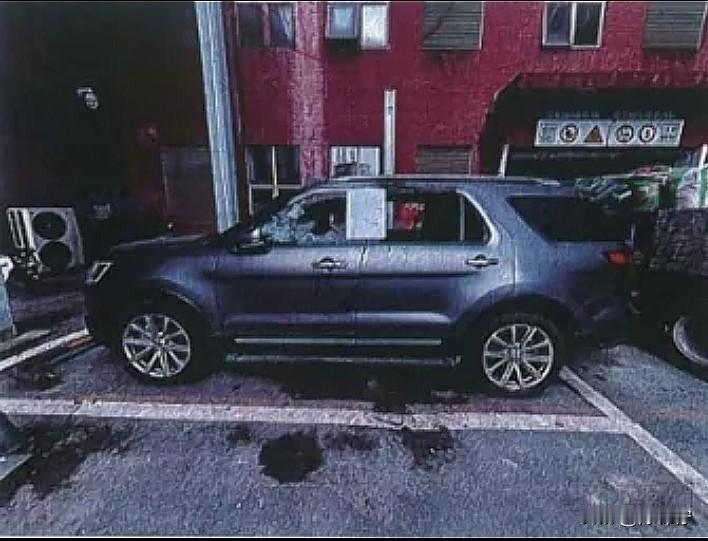 女子和男友闹矛盾，竟然一把火烧了男友的车！何女士与男友发生激烈吵架，何女士一