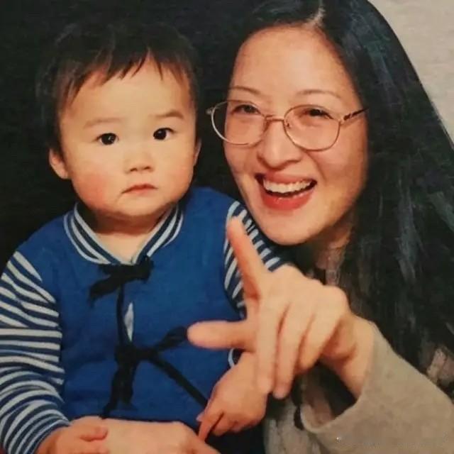 胡因梦有一个女儿，她女儿的爸爸是谁？她为什么要选择当单亲妈妈，为什么在没有婚姻的