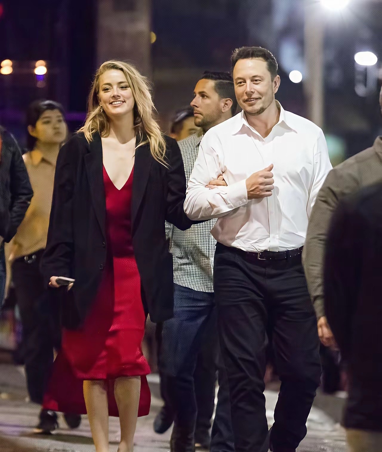 她曾是马斯克曾经最爱的女人。而他买下推特后，做的第一件事，就是封禁她。