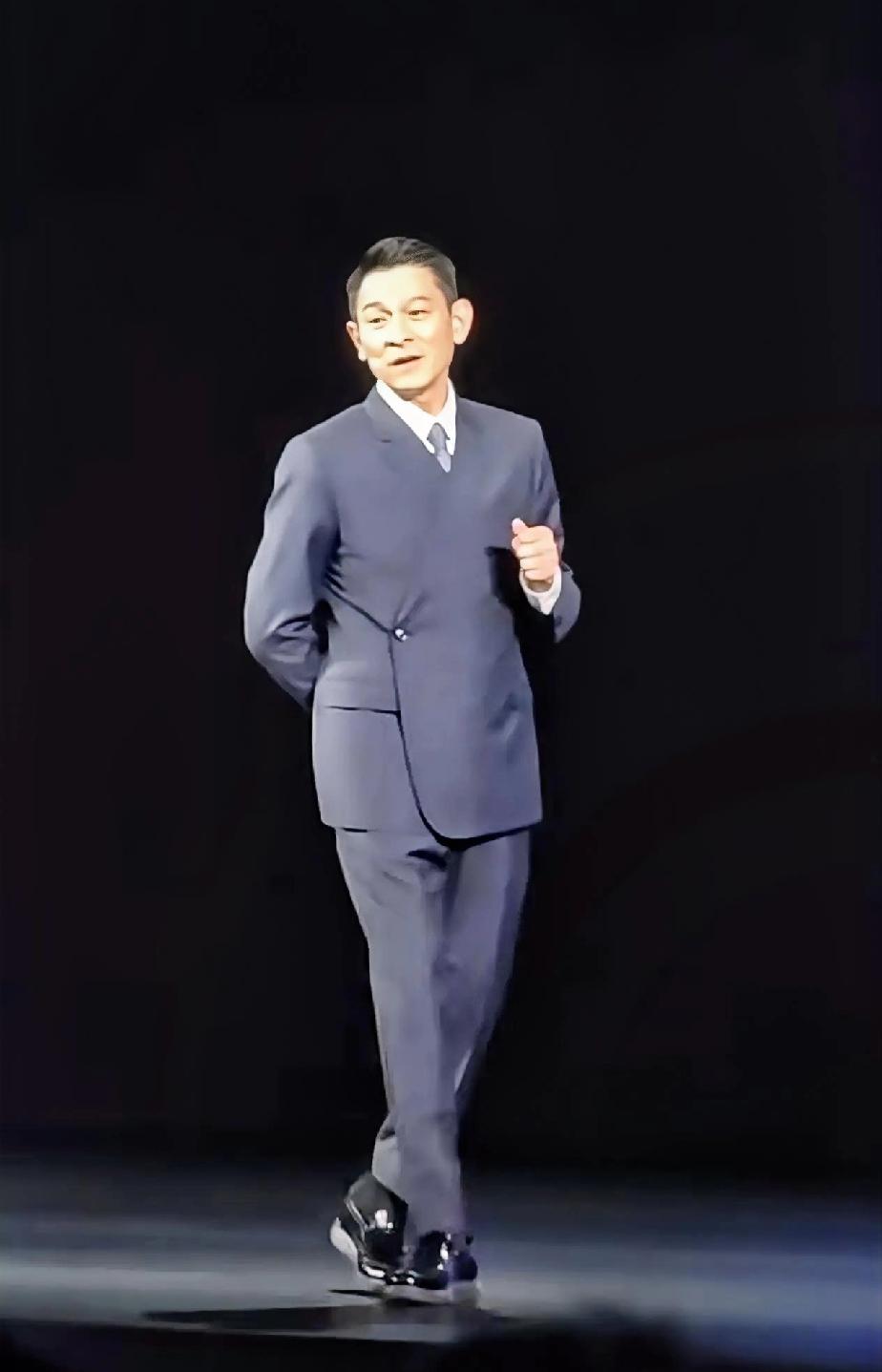 刘德华一身错位西装亮相华为发布会，居然没有翻车？以前苏有朋也这么穿过，可是