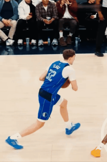 球场慢动作：弗拉格隔扣大洛！本赛季至今，弗拉格已经完成了74次扣篮，其中不乏