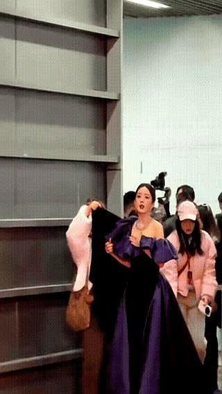 刚加冕完微博Queen的杨幂，一转身，就被同剧组的姚安娜冷脸“穿”过。镜头