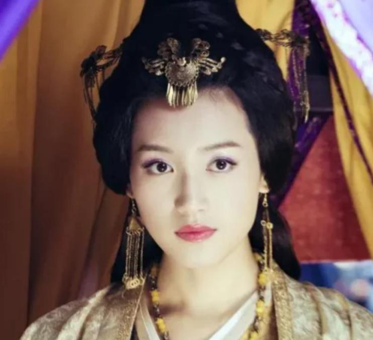 公元前192年，长安城，未央宫。一个11岁的小姑娘被搀扶着走进椒房殿。她穿着厚