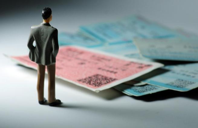 自从火车票实施实名制，旅客可以凭刷身份证进站，黄牛现象基本没有了，可是产生了妖2