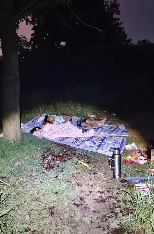 贵州，有一名男子跟邻居凌晨4点去河边夜钓，在穿过一片小树林的时候，发现有两名钓鱼