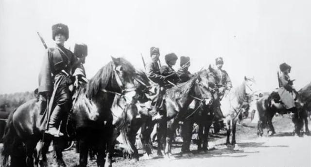 他，竟是活埋近5000名红军的刽子手，却逃至国外逍遥度日，更令人愤慨的是，如今竟