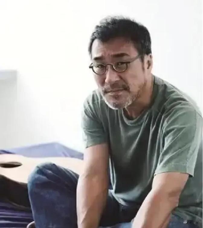 李宗盛今晚在台北小巨蛋开唱，唱到《当爱已成往事》时突然哽咽，镜头扫到台下第一排坐