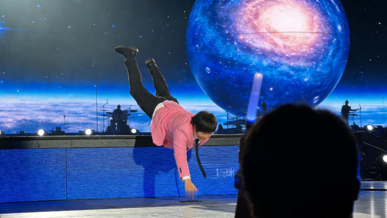 惊魂30秒！阿信上海演唱会1.5米高台坠落，带伤唱完全场，F3暖心护友看哭网友