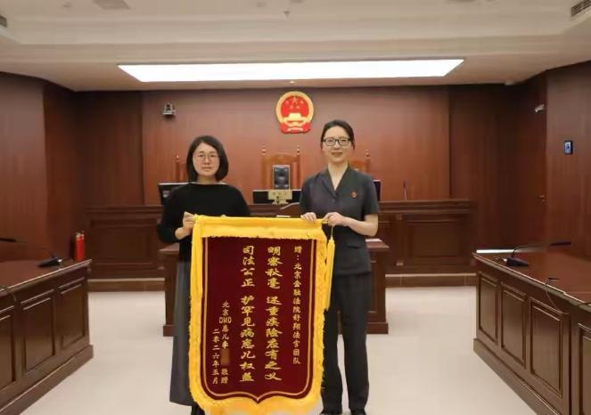 看哭全网！5月24日九派财经报道，北京，两岁小男孩查出难以根治的罕见病，母亲申请