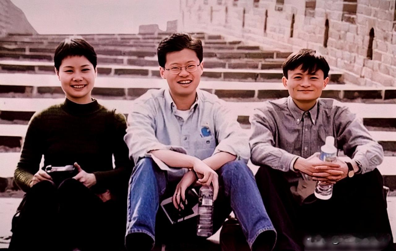 一九九七年，在长城游览的马云夫妇与杨致远。彼时的马云三十三岁，杨致远二十九岁！三