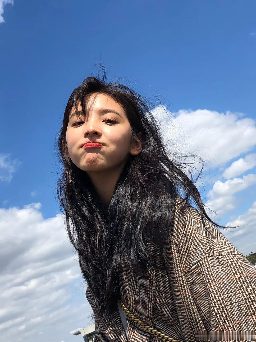 章若楠和同年龄段小花比，咖位处于什么梯队？