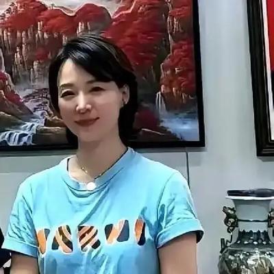 53岁董卿的近况：常住上海，陪伴11岁儿子，照顾父母，每天健身跑步。最近和朋友合