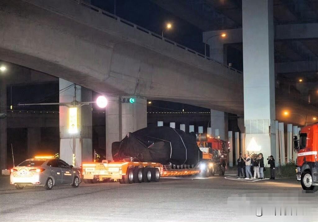 太气愤了！湾湾向老美定制的最后一批28辆M1A2T坦克，今天凌晨10分离开台北港