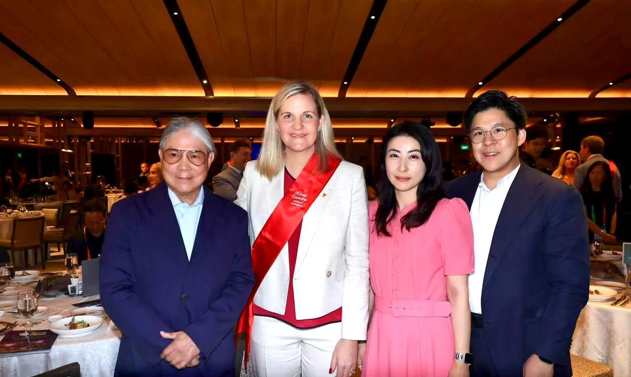 郭晶晶真的被老公、公公宠成公主，三个人出去参加活动，霍启刚满眼宠溺，拍照时郭晶晶