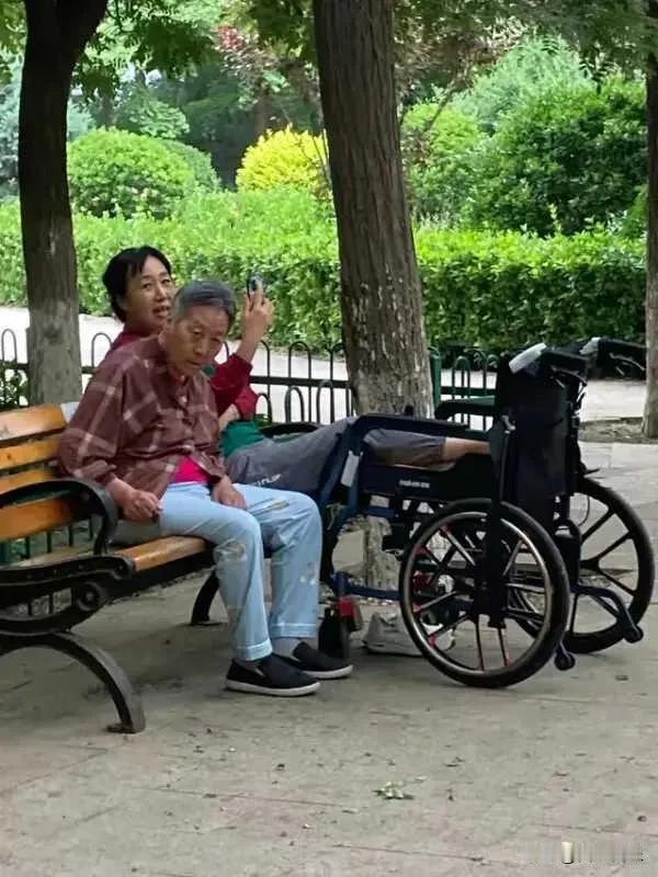 抓到我们家请来的保姆欺负我妈[呲牙笑]你们说，要不要起诉她？