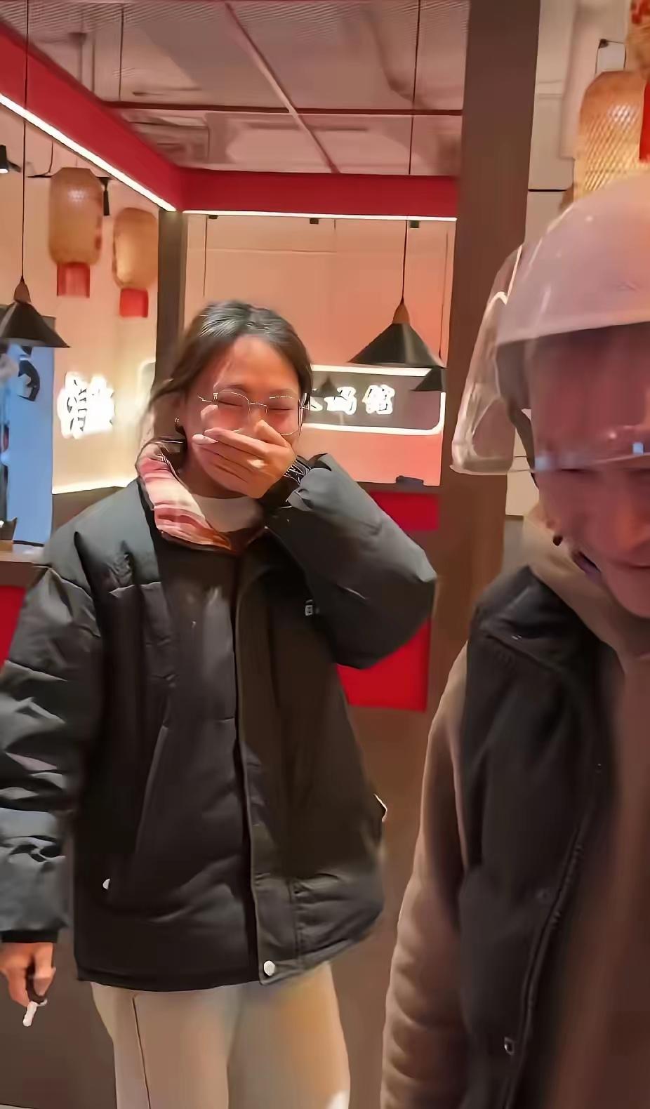 3000块钱，直接买断了一个打工人的“死心塌地”。​四川一火锅店老板，刷手机撞